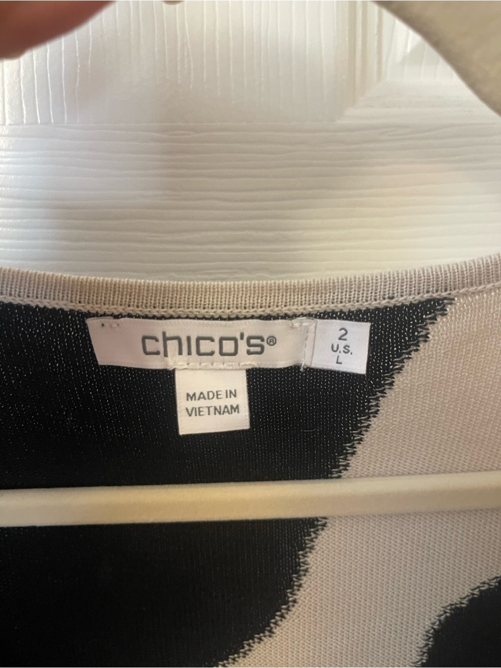 NWT Chico's Black and Beige V-Neck Abstract Knit Sweater - Picture 4 of 4